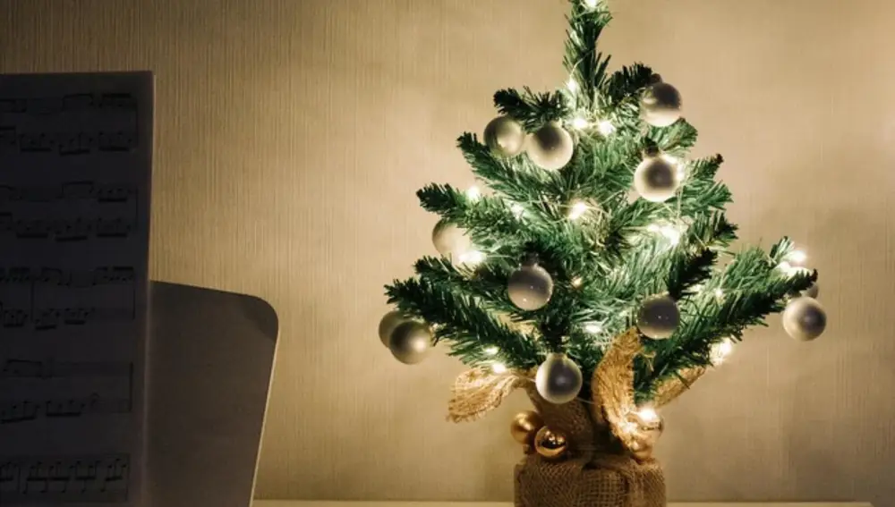 Mini árbol de navidad decorado