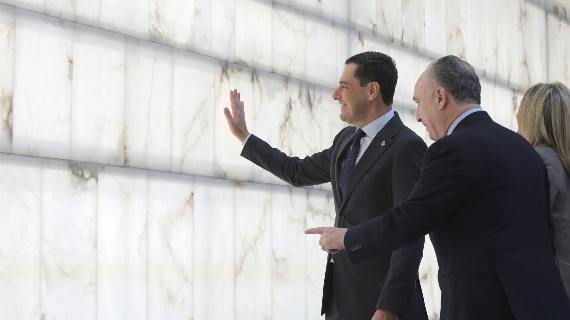 GRANADA, 05/12/2024.- El presidente de la Junta de Andalucía, Juanma Moreno junto al director territorial de la Caixa Juan Ignacio Zafra, inspecciona una de las paredes del edificio El Cubo, adquirido para ser la sede de la nueva Ciudad de la Justicia de Granada. EFE/Pepe Torres