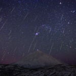 Las Gemínidas sobre el Teide. Una imagen que tomó 2,5 horas. 