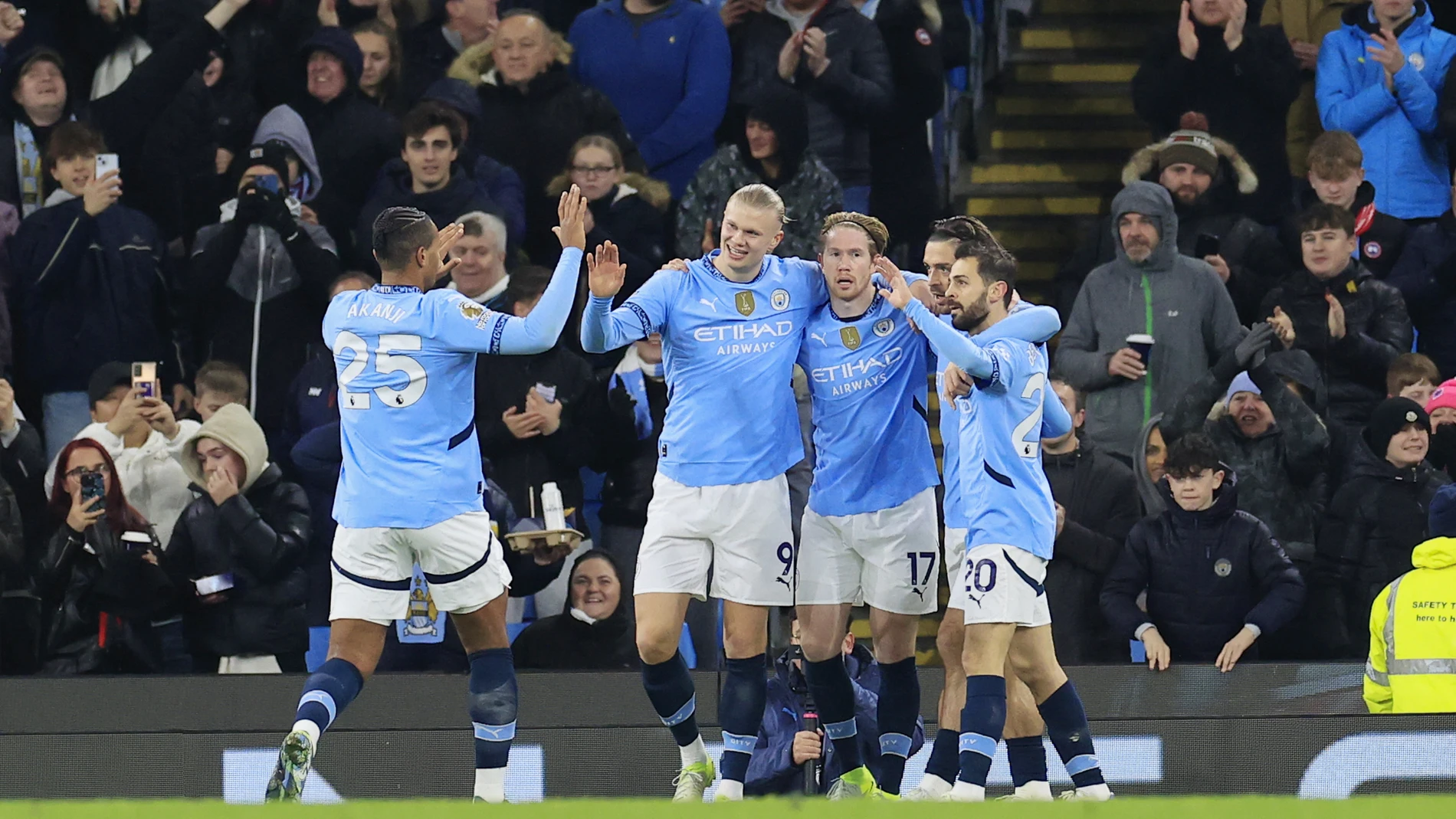 Bernardo Silva (20) of Manchester City celebrates scoring to make it 1-0 during the English championship Premier League football match between Manchester City and Nottingham Forest on 4 December 2024 at the Etihad Stadium in Manchester, England - Photo Conor Molloy / ProSportsImages / DPPI AFP7 04/12/2024 ONLY FOR USE IN SPAIN