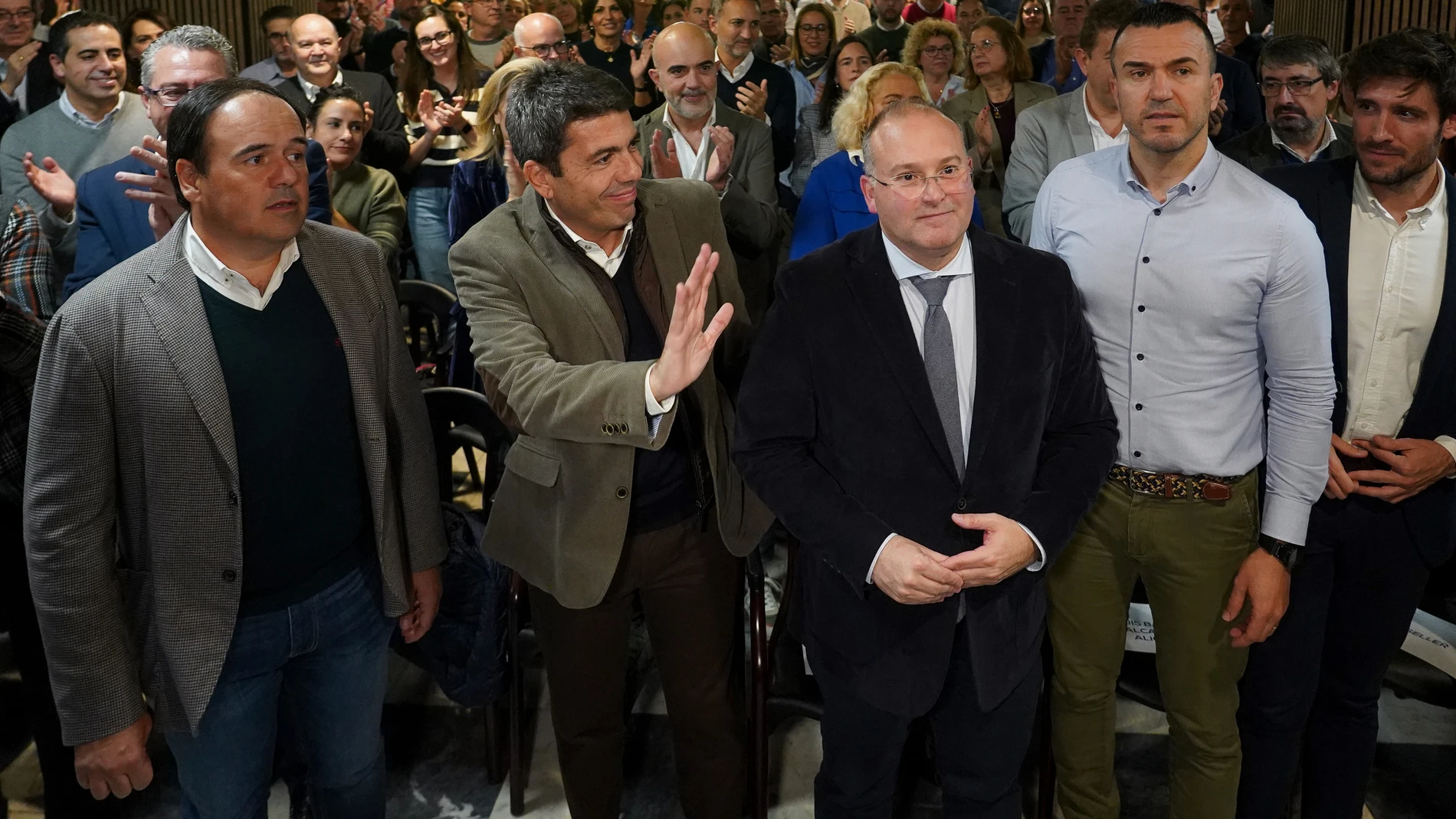 El presidente del PPCV y presidente de la Generalitat valenciana, Carlos Mazón (2i) y el portavoz del PP en el Congreso, Miguel Tellado (2d), a su llegada a la Junta Directiva Autonómica del PPCV, en el Hotel Turia, a 5 de diciembre de 2024, en Valencia, Comunidad Valenciana (España). Mazón ha presidido hoy la primera Junta Directiva Autonómica de PPCV tras el paso de la DANA que arrasó Valencia el pasado 29 de octubre, a la que ha asistido el portavoz del PP en el Congreso para mostrar el ap...