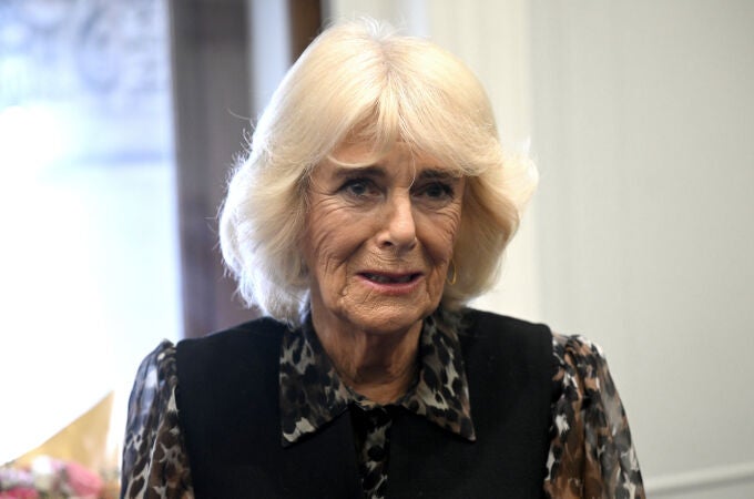 La reina Camilla vuelve al trabajo con una camisa de leopardo 