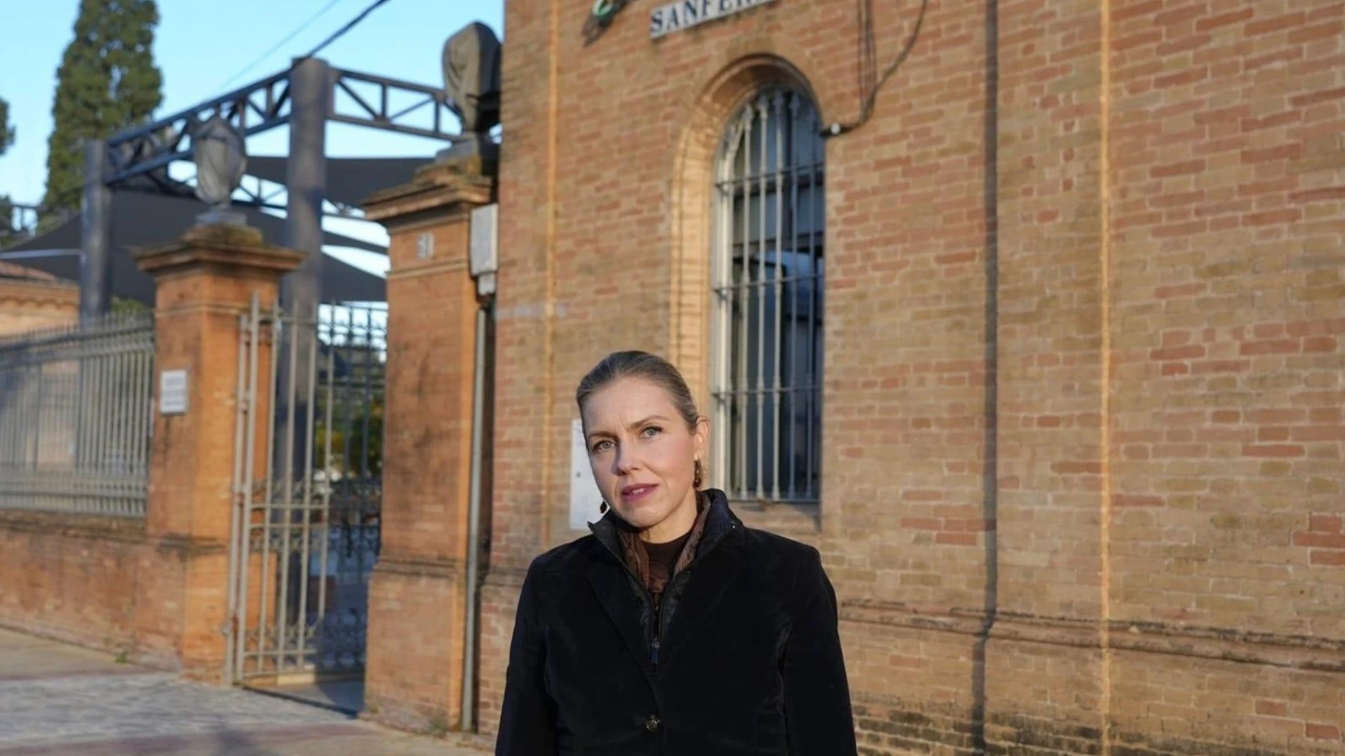 Cristina Peláez en el cementerio de San Fernando REMITIDA / HANDOUT por VOX SEVILLA Fotografía remitida a medios de comunicación exclusivamente para ilustrar la noticia a la que hace referencia la imagen, y citando la procedencia de la imagen en la firma 05/12/2024