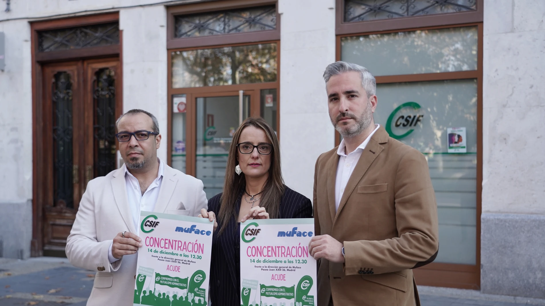 Los representantes de CSIF Enrique Vega, Isabel Madruga y Rodrigo Molledo presentan la concentración
