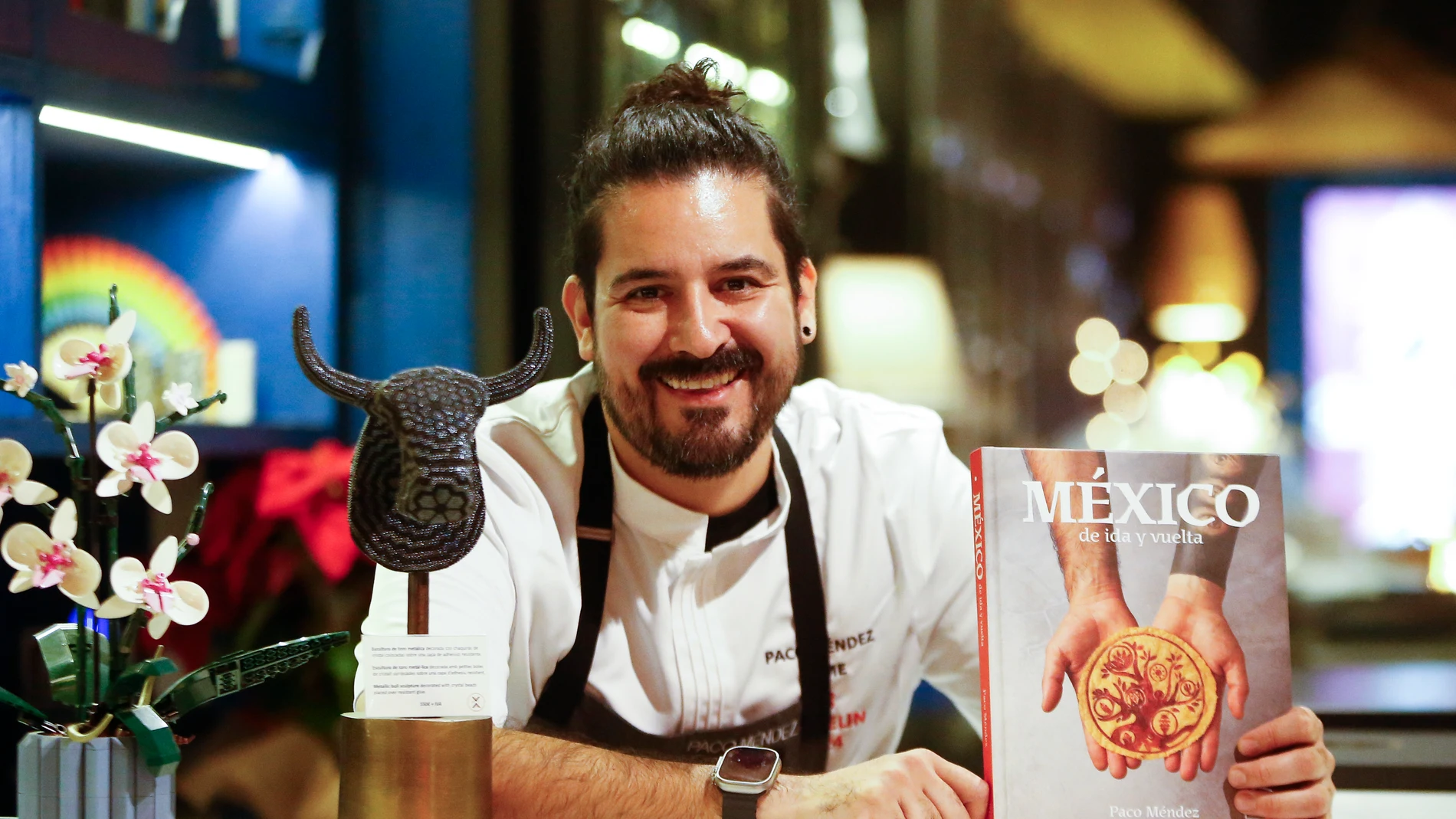 GRAFCAT1712. BARCELONA (ESPAÑA), 05/12/2024.-El chef del restaurante barcelonés Come, el mexicano Paco Méndez, posa durante la presentación de su libro 'México de ida y vuelta' con el que rinde homenaje a la cultura mexicana. EFE/ Quique García