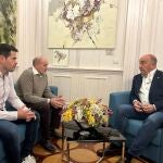 El presidente de la Diputación de Segovia, Miguel Ángel Vicente, durante la reunión con el alcalde de Mazuela