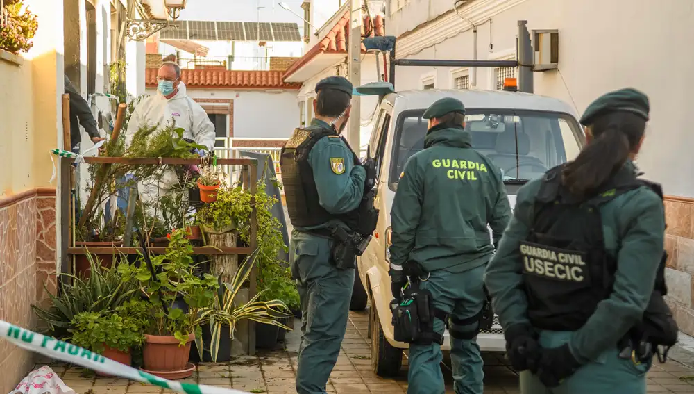 La Guardia Civil y la Científica, en el inmueble siniestrado