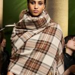 Esta bufanda oversize de cuadros es el accesorio perfecto para el frío: súper suave y a un precio irresistible
