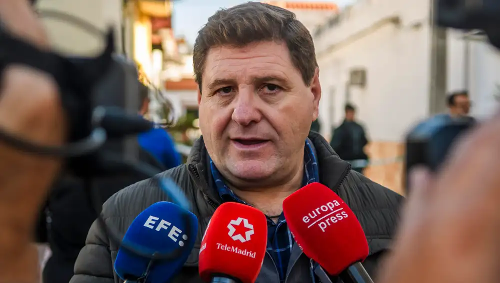 El alcalde de Villaverde atiende a los medios