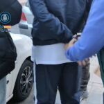 Agentes conducen a uno de los detenidos
