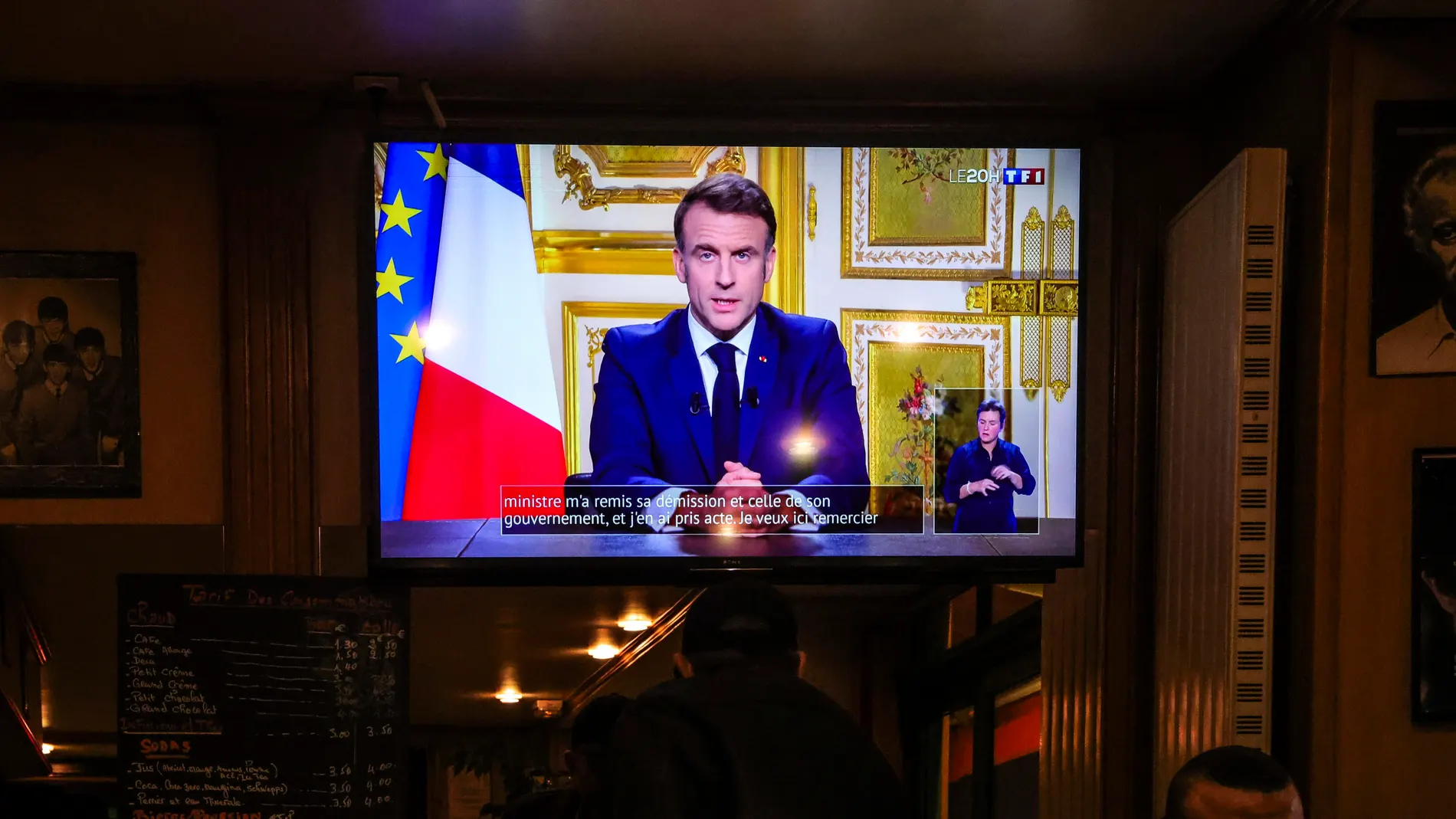 Paris (France), 05/12/2024.- A screen shows the French President Emmanuel Macron delivering a televised speech to the French nation, in Paris, France, 05 December 2024. French President Emmanuel Macron addressed the nation a day after the government of the French Prime Minister Michel Barnier lost a no-confidence vote at the National Assembly. (Francia) EFE/EPA/TERESA SUAREZ