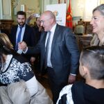 El alcalde de Valladolid, Jesús Julio Carnero, saluda a los jóvenes estudiantes participantes en la jornada