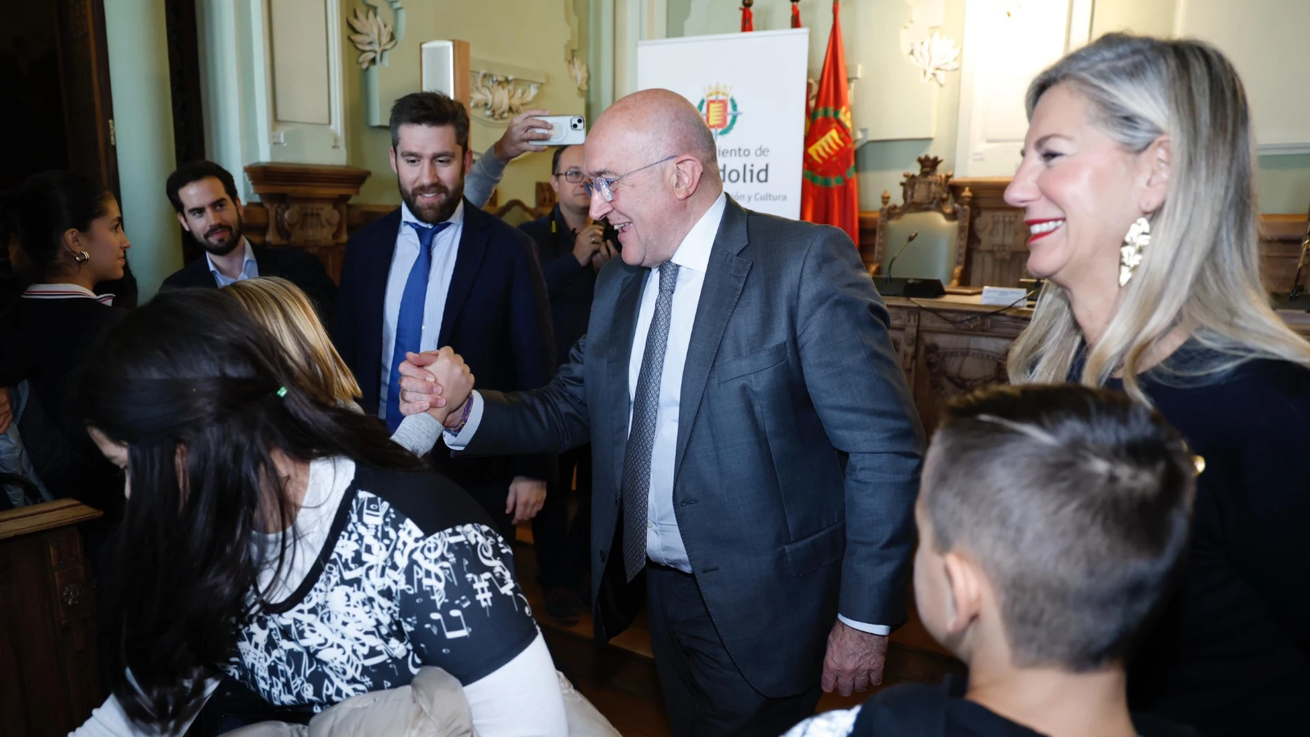 El alcalde de Valladolid, Jesús Julio Carnero, saluda a los jóvenes estudiantes participantes en la jornada