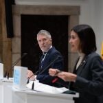 El ministro del Interior, Fernando Grande-Marlaska, y la consellera de Interior, Núria Parlon, en la rueda de prensa tras la Junta de Seguridad de Catalunya, a 5 de diciembre de 2024, en Barcelona (España)