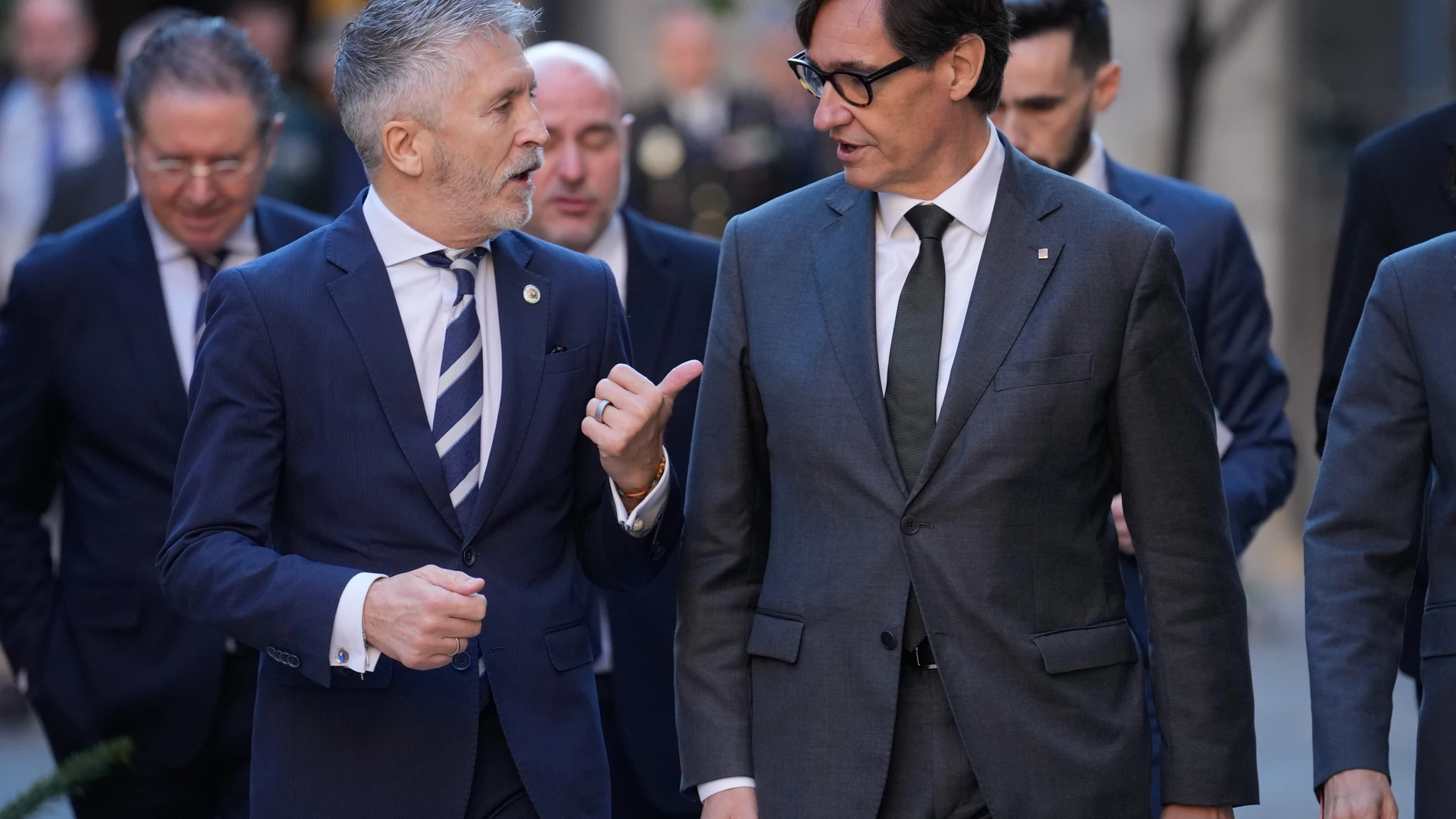 GRAFCAT1682. BARCELONA (ESPAÑA), 05/12/2024.- El presidente de la Generalitat, Salvador Illa (i) y el ministro de Interior, Fernando Grande-Marlaska (d) se dirigen a la reunión de la Junta de Seguridad de Cataluña, la primera que se celebra desde la que en noviembre de 2021 acordó elevar el techo de la plantilla de los Mossos d'Esquadra hasta los 22.006 efectivos.EFE/ Enric Fontcuberta