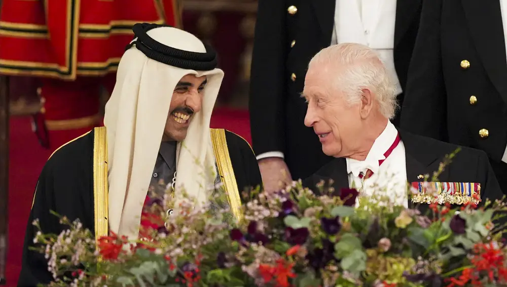 El emir de Qatar junto al rey Carlos III de Inglaterra