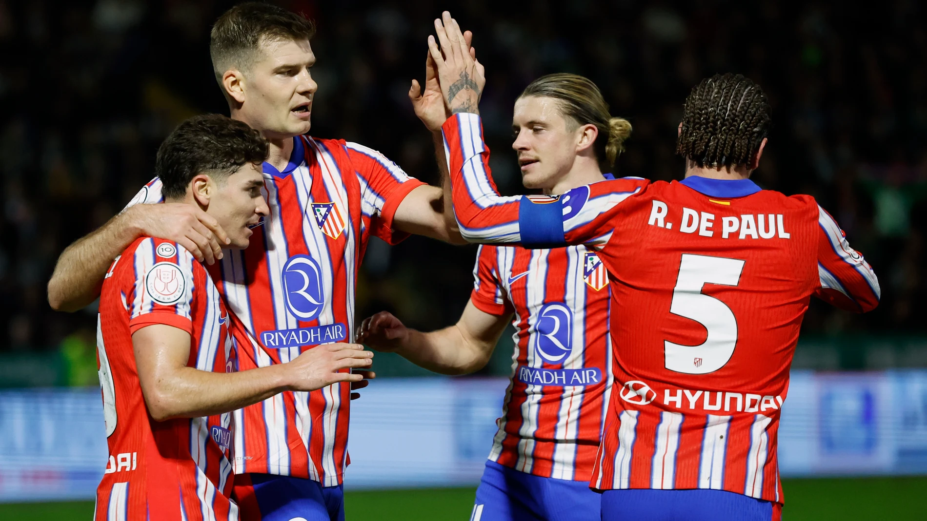 CÁCERES, 05/12/2024.- El centrocampista argentino del Atlético de Madrid Julián Álvarez (i) celebra su gol, tercero del equipo, durante el partido de segunda ronda de la Copa del Rey entre Cacereño y Atlético de Madrid, este jueves en el estadio Príncipe Felipe, en Cáceres. EFE/ Julio Muñoz