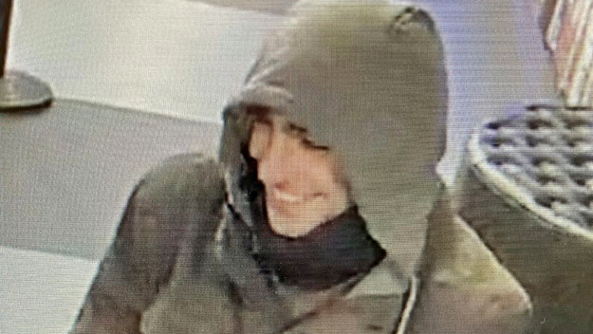 New York (United States), 05/12/2024.- A handout photo being distributed by the New York City police department shows a person of interest in the shooting outside of the New York Hilton hotel where UnitedHealthcare'Äôs CEO Brian Thompson was killed on 04 December, in New York, New York, USA, 05 December 2024. The masked gunman is still being sought in connection with the early morning shooting in Manhattan on 04 December, after fleeing towards Central Park. (Nueva York) EFE/EPA/NYPD / HANDOUT...