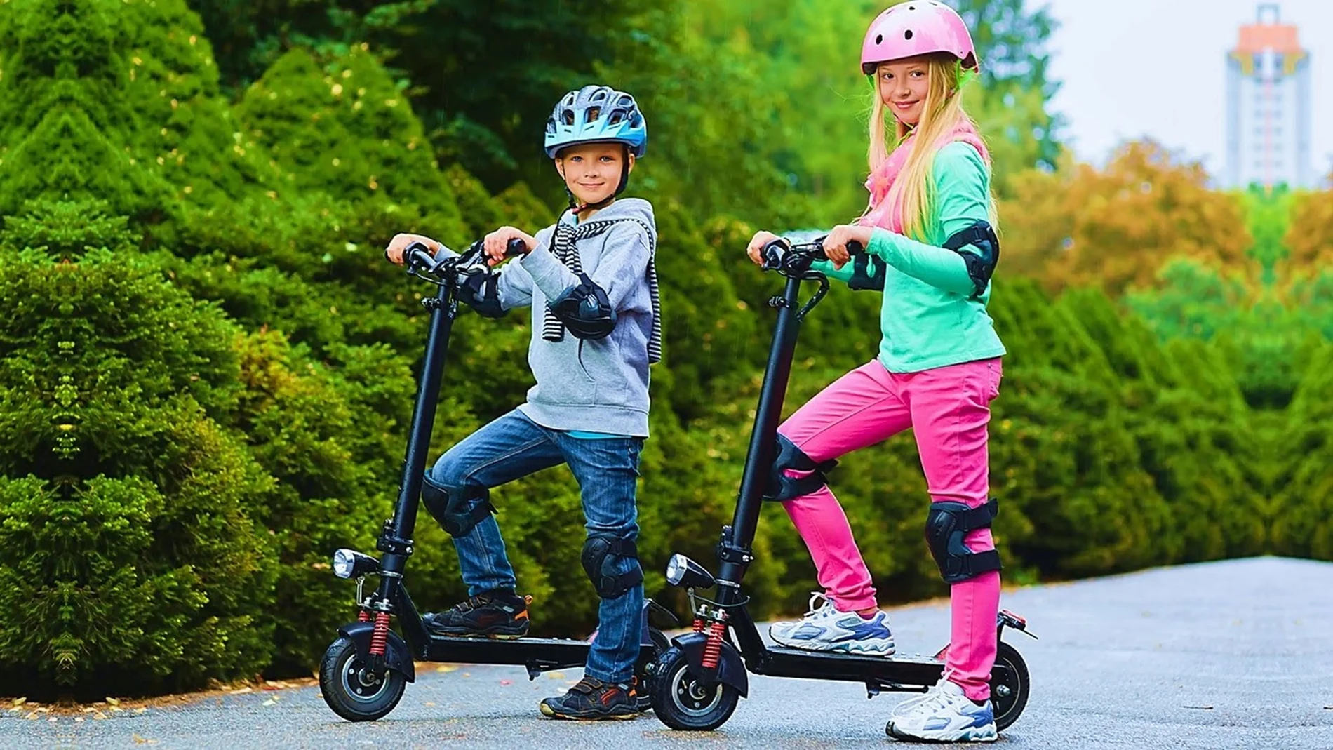 Niños en patinete eléctrico