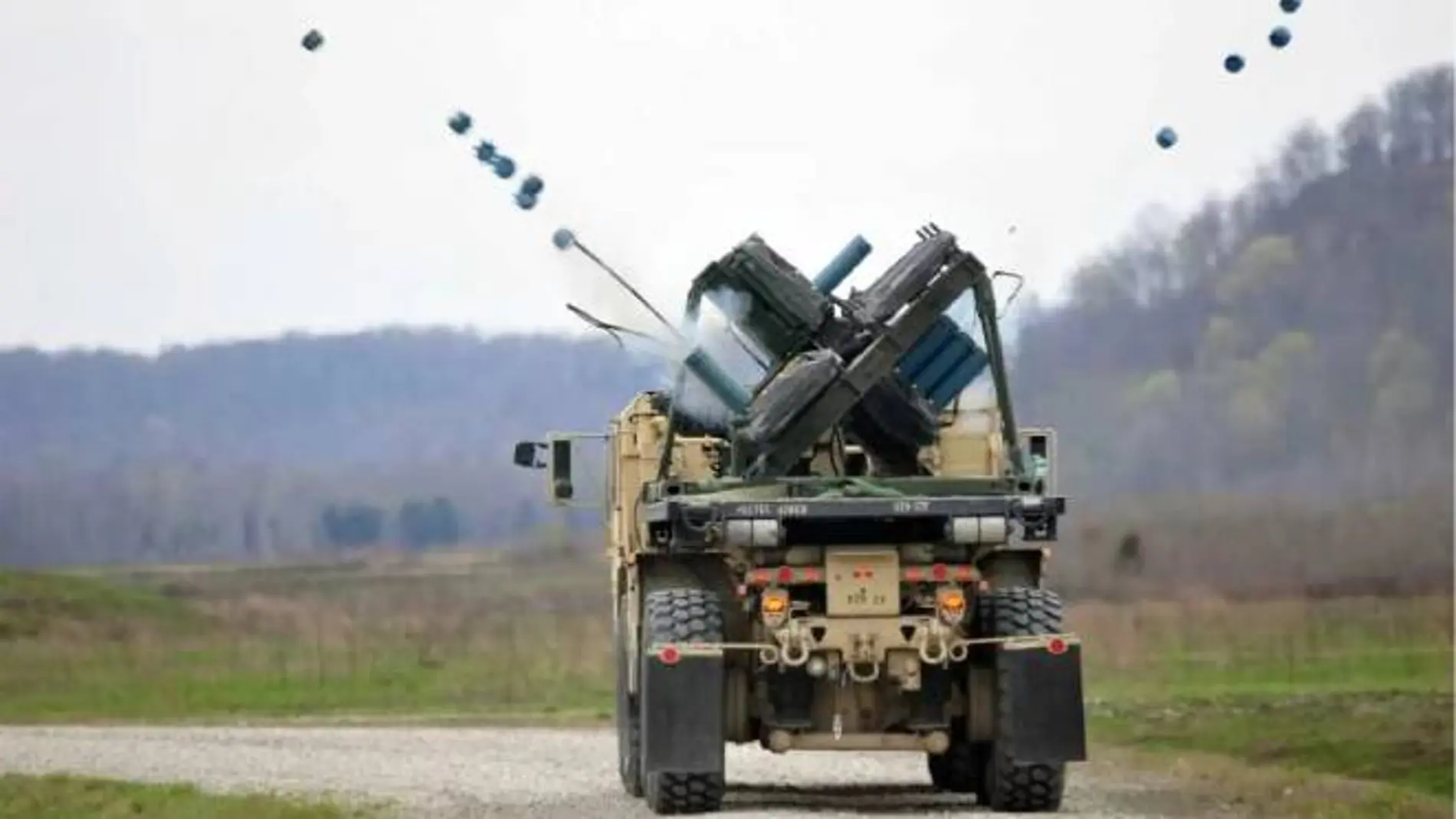 M136 Volcano sembrando minas desde un vehículo terrestre.