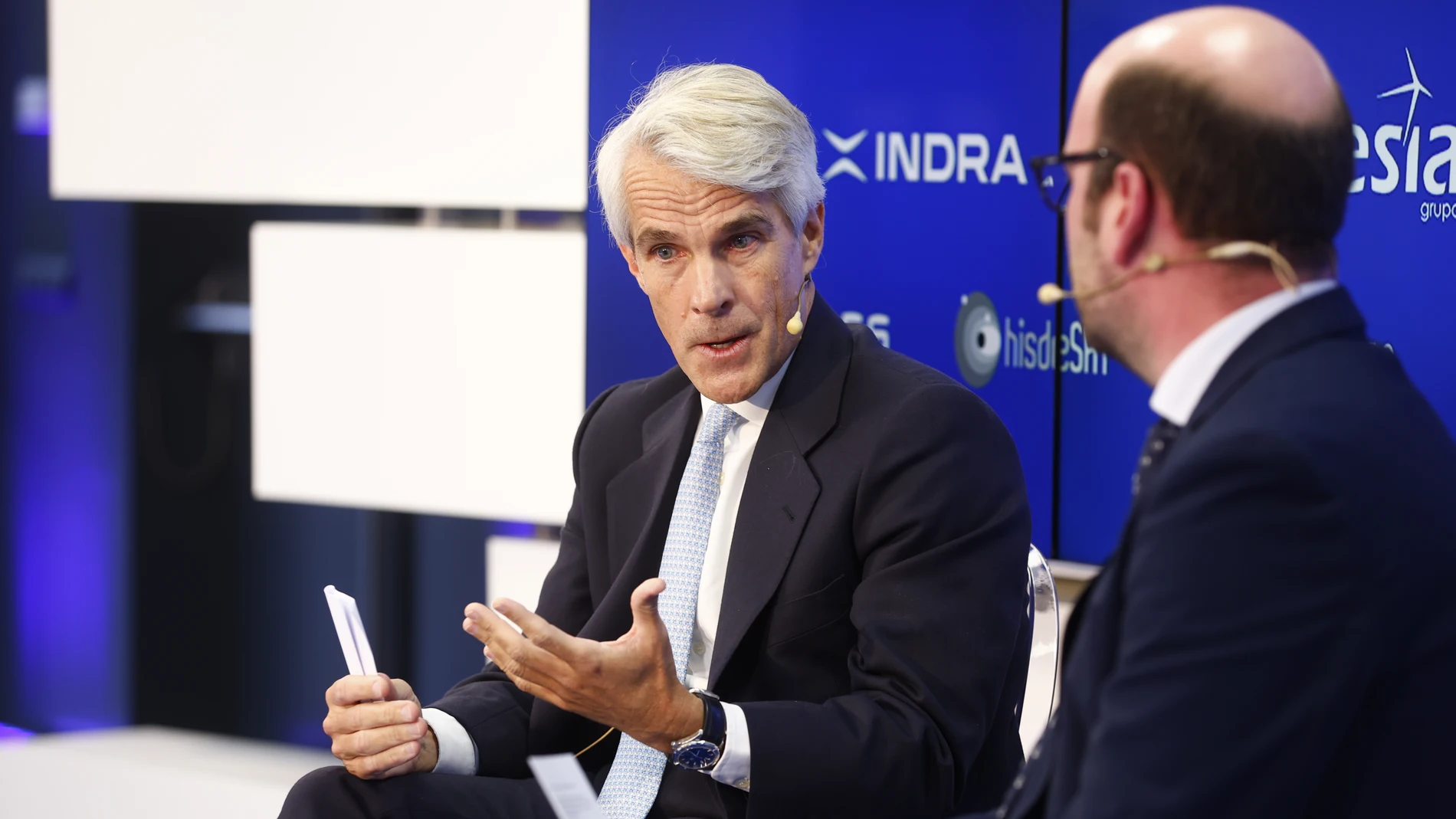 El director general del área de Defensa de Indra, Borja Ochoa, durante la entrevista con Miguel Gómez