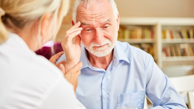 Persona mayor con alzheimer