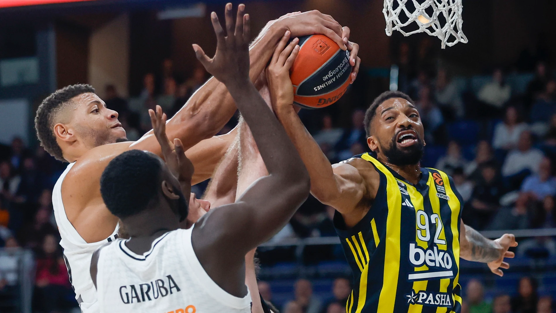 Birch, Tavares y Garuba luchan por el rebote