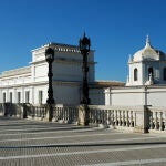 Se trata de la ciudad más antigua de España, en la que han vivido fenicios, visigodos o romanos, y así son muchas las historias y leyendas que acompañan a Cádiz, que jugó un papel fundamental tras el descubrimiento de América
