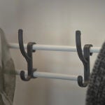 Amazon lo ha vuelto a hacer: este perchero minimalista con zapatero integrado es un éxito de ventas