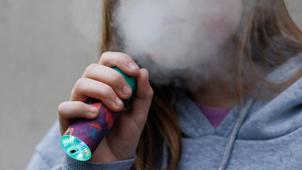 El anteproyecto de la Ley del Tabaco del Gobierno incluye la prohibición de fumar y vapear a menores