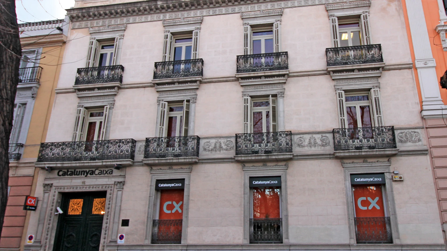 Tras la adquisición de Caja Cataluña, el edificio fue vendido y destinado a oficinas