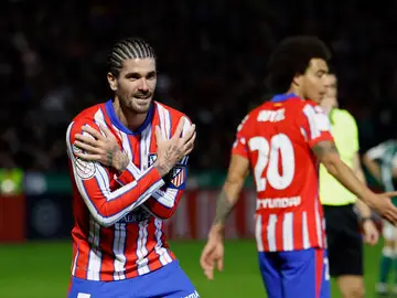 Cacereño vs Atlético de Madrid CÁCERES, 05/12/2024.- El centrocampista argentino del Atlético de Madrid Rodrigo de Paul celebra el segundo gol de su equipo durante el partido de segunda ronda de la Copa del Rey entre Cacereño y Atlético de Madrid, este jueves en el estadio Príncipe Felipe, en Cáceres. EFE/ Julio Muñoz