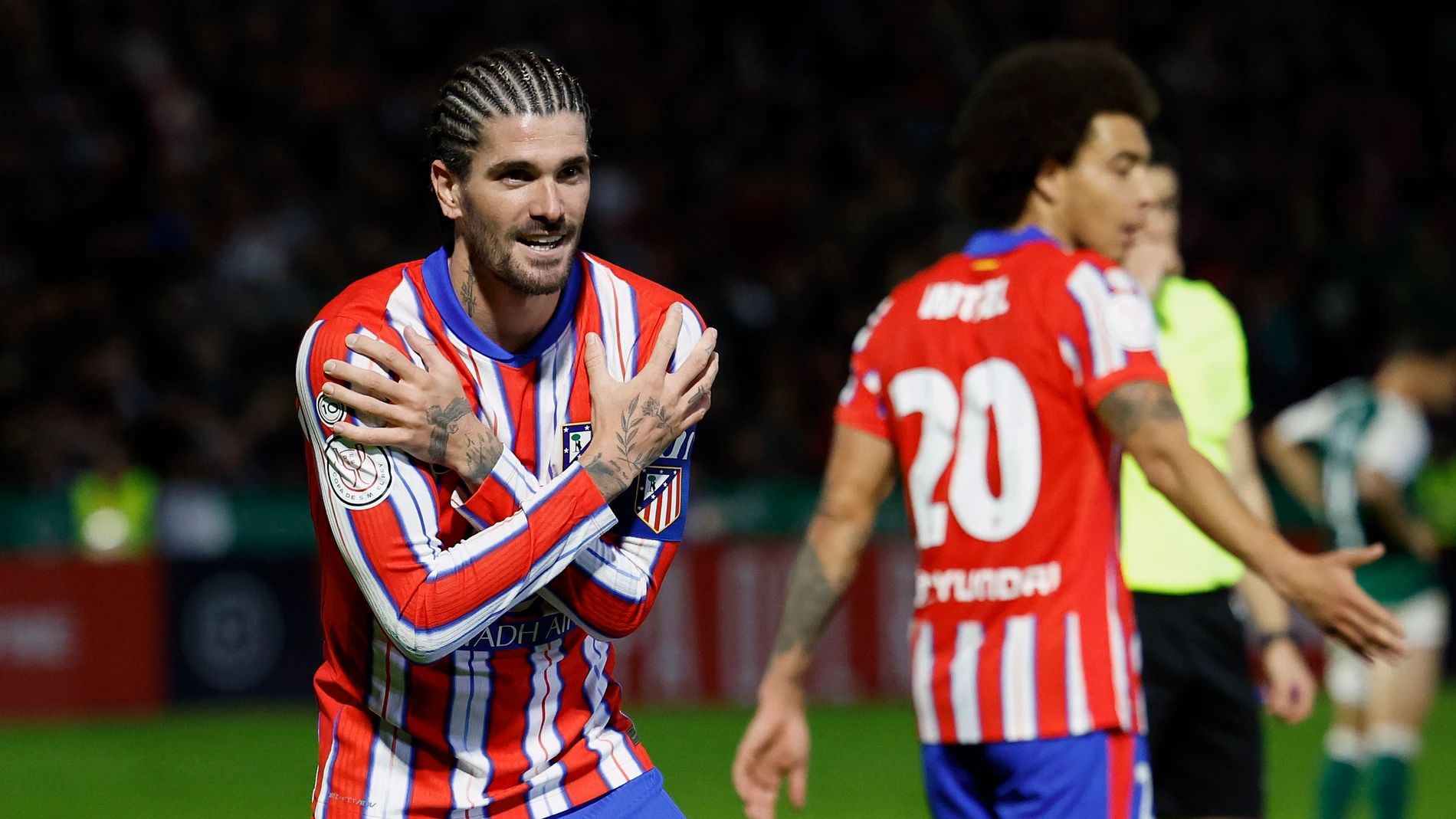 CÁCERES, 05/12/2024.- El centrocampista argentino del Atlético de Madrid Rodrigo de Paul celebra el segundo gol de su equipo durante el partido de segunda ronda de la Copa del Rey entre Cacereño y Atlético de Madrid, este jueves en el estadio Príncipe Felipe, en Cáceres. EFE/ Julio Muñoz