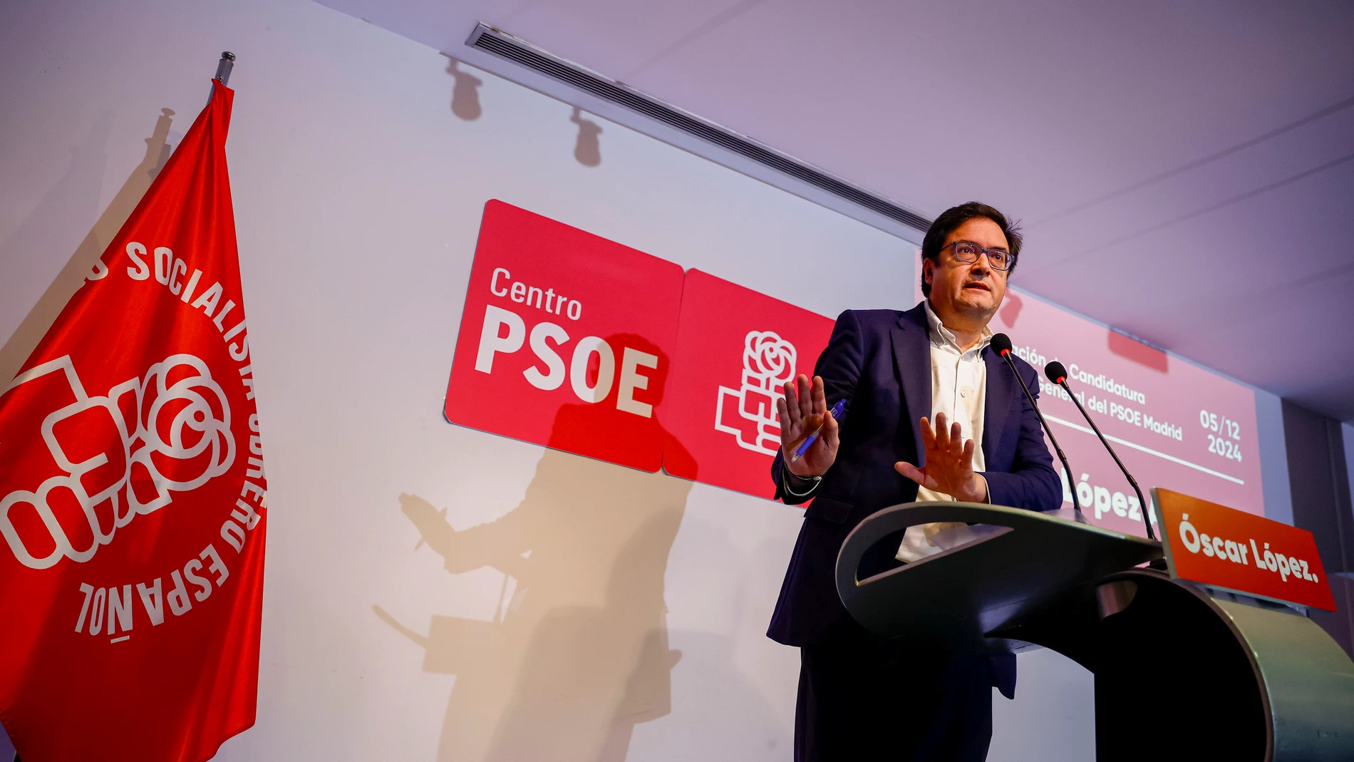 FOTODELDÍA MADRID, 05/12/2024.- El ministro para la Transformación Digital y de la Función Pública, Óscar López, interviene durante la presentación de su candidatura a secretario general del PSOE de Madrid este jueves, en la agrupación socialista del distrito centro de la capital. EFE/ Daniel Gonzalez