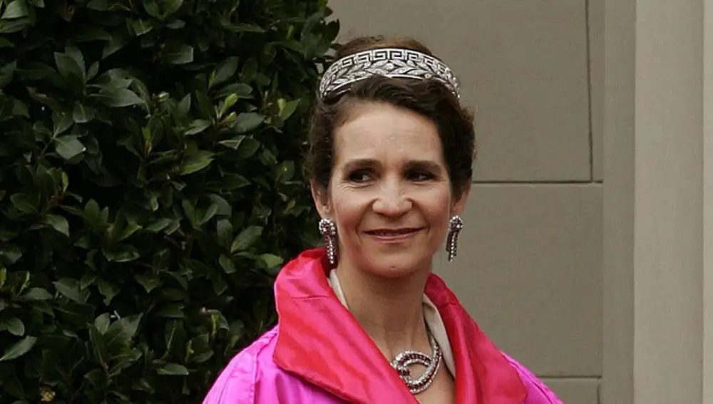 La infanta Elena en 2004, con rubíes y diamantes en la boda real de Dinamarca con tiara Marichalar, obra de la casa Ansorena