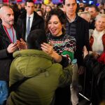 Ayuso con el jersey navideño del metro de Madrid.