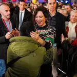Ayuso con el jersey navideño del metro de Madrid.