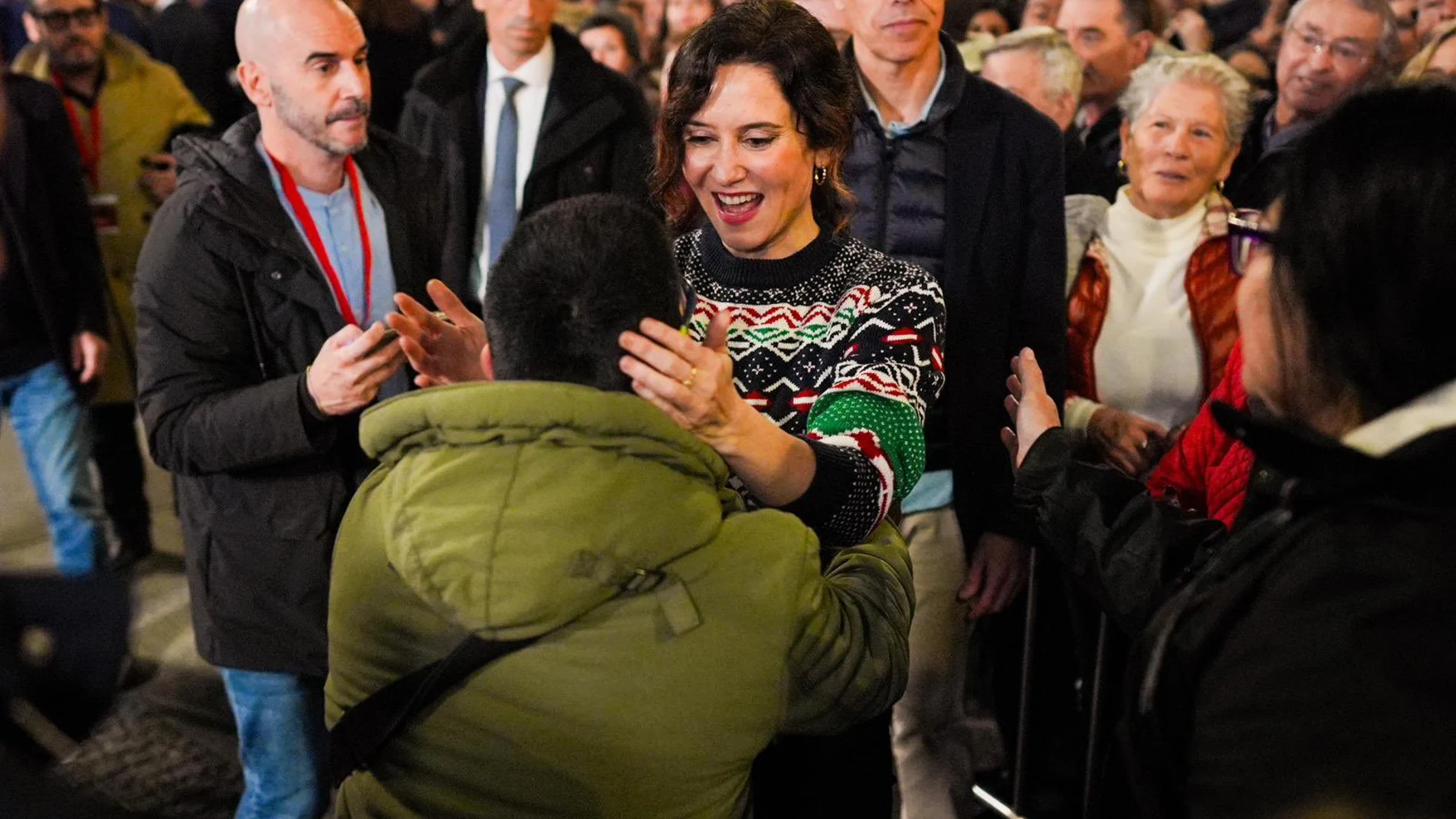 Ayuso con el jersey navideño del metro de Madrid.