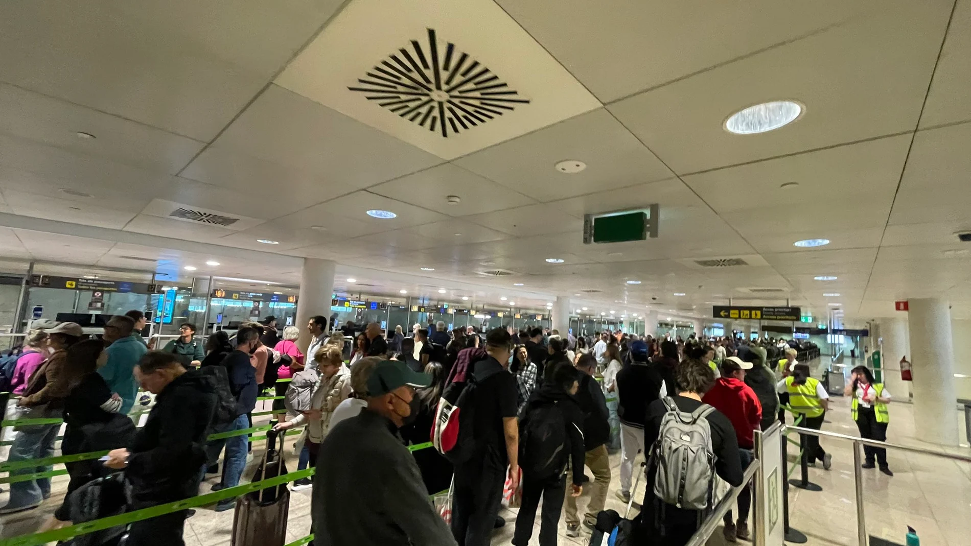 Colas para embarcar en el aeropuerto de Barcelona