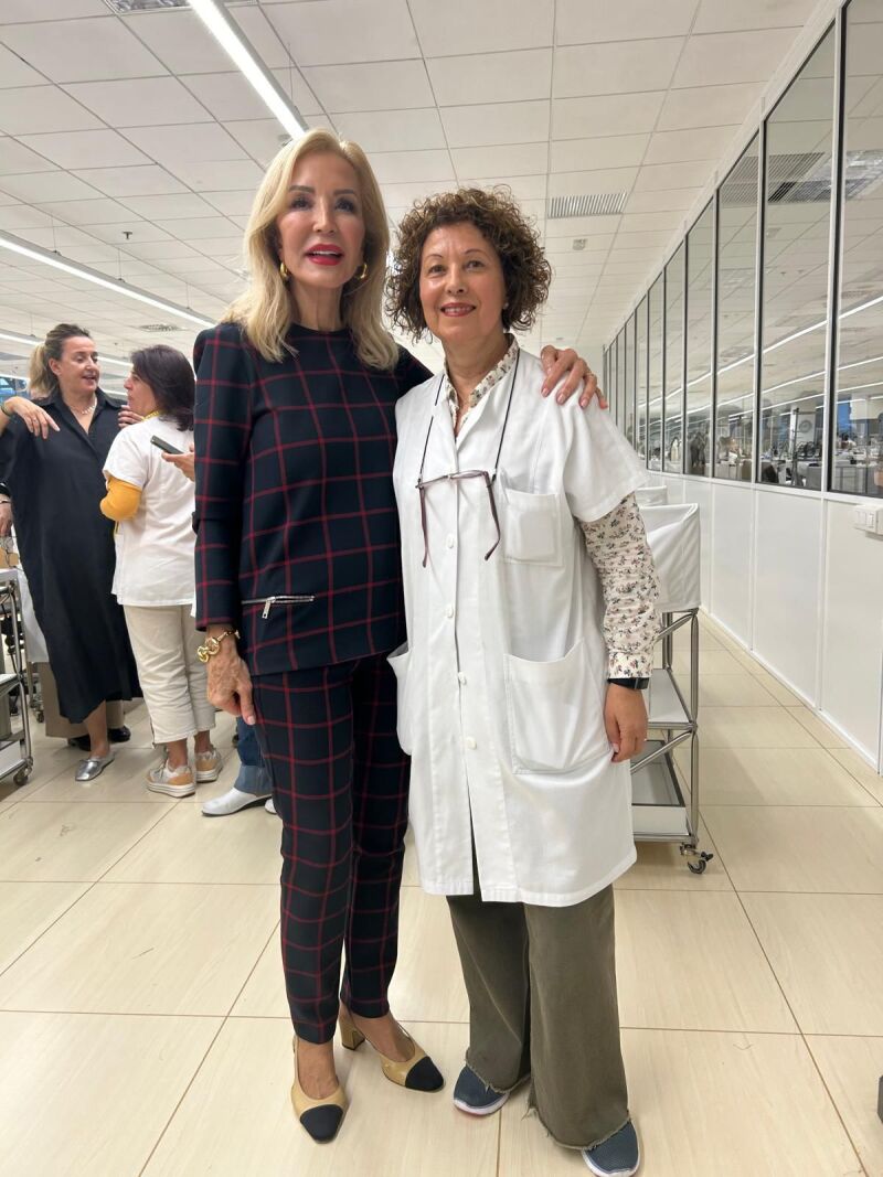 Carmen Lomana junto a una de las trabajadoras de Inditex
