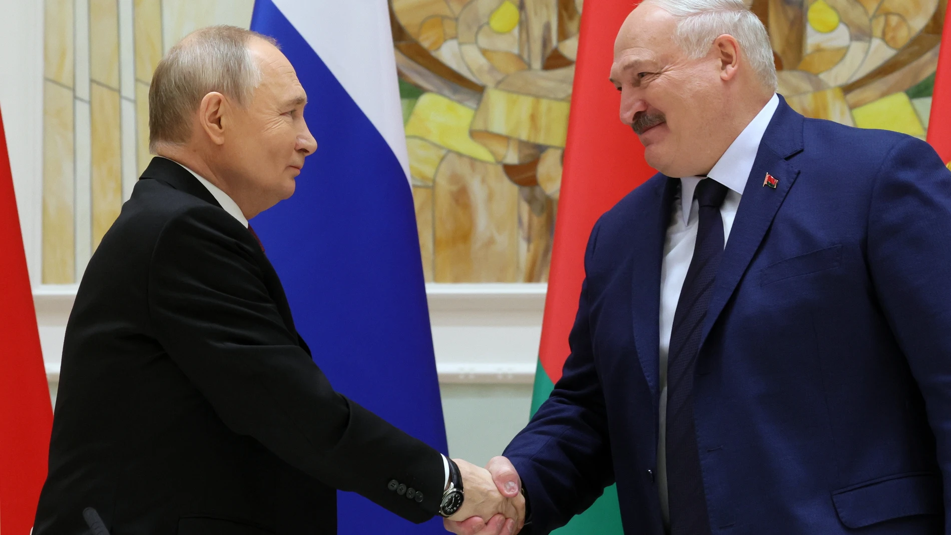 Minsk (Belarus), 05/12/2024.- Russian President Vladimir Putin (L) and Belarusian President Alexander Lukashenko (R) shake hands during the signing ceremony of documents following a meeting of the Supreme State Council of the Union State of Russia and Belarus, in Minsk, Belarus, 06 December 2024. The meeting marks the 25th anniversary of the Treaty on the Creation of the Union State. (Bielorrusia, Rusia) EFE/EPA/GAVRIIL GRIGOROV / SPUTNIK / KREMLIN POOL