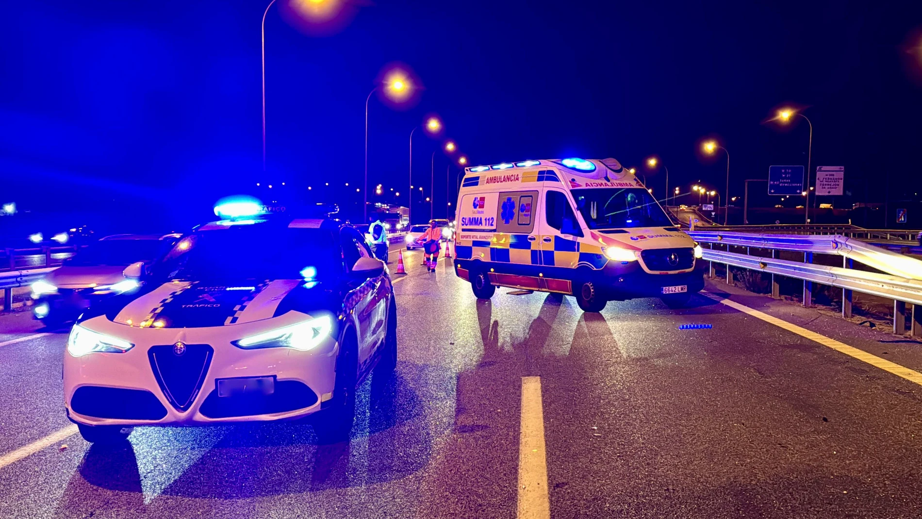 SAN FERNANDO DE HENARES, 06/12/2024.- Un hombre de 30 años falleció este jueves por la noche y otras tres personas resultaron heridas en un accidente de tráfico al chocar un vehículo contra una grúa en la localidad madrileña de San Fernando de Henáres. El accidente ocurrió a primera hora de la noche en el kilómetro 31 de la M-45. Según el 112 de la Comunidad de Madrid, un turismo chocó con una grúa que estaba parada y otros tres vehículos se vieron implicados. EFE/Comunidad de Madrid -SOLO US...
