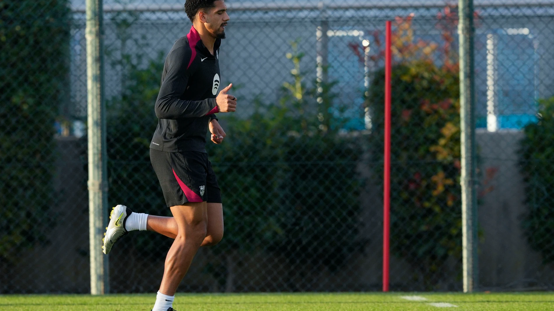 BARCELONA, 06/12/2024.- El jugador del Barcelona Ronald Araújo este viernes, durante el entrenamiento en la ciudad deportiva Joan Gamper, en Barcelona. EFE/ Alejandro García