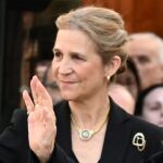 La infanta Elena en la misa por Constantino con el collar de Bulgari y el broche, de los sevillanos Shaw que se pensaba que era de Hermès