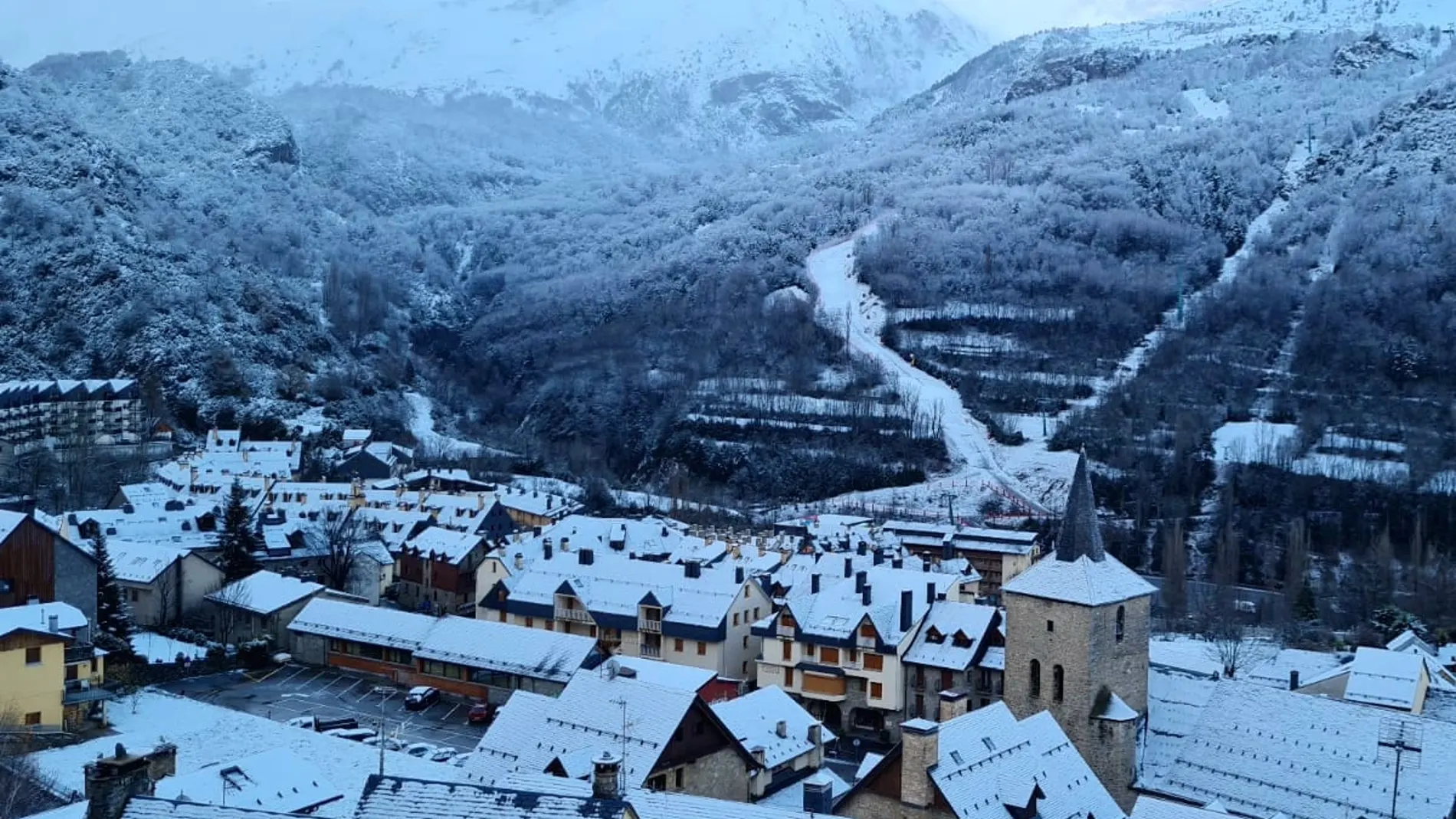 Así es el mercadillo navideño más bonito de España: esta rodeado de montañas y durará poco tiempo