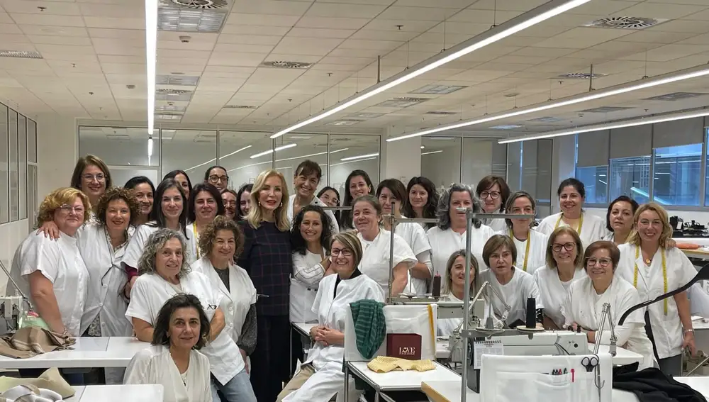 Carmen Lomana junto a parte del equipo de Inditex