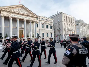 El Congreso celebra un acto institucional por el Día de la Constitución Desfile previo al acto institucional por el Día de la Constitución, en el Congreso de los Diputados, a 6 de diciembre de 2024, en Madrid (España). Las Cortes Generales conmemoran el 46º aniversario de la aprobación de la Constitución con un acto institucional, que incluye la interpretación de dos piezas musicales a cargo de la Agrupación Musical Inclusiva del Teatro Real (AMI), la lectura del artículo 49 de la Carta Magna por parte de personas con discapacidad, la entrega a la presidenta del ...