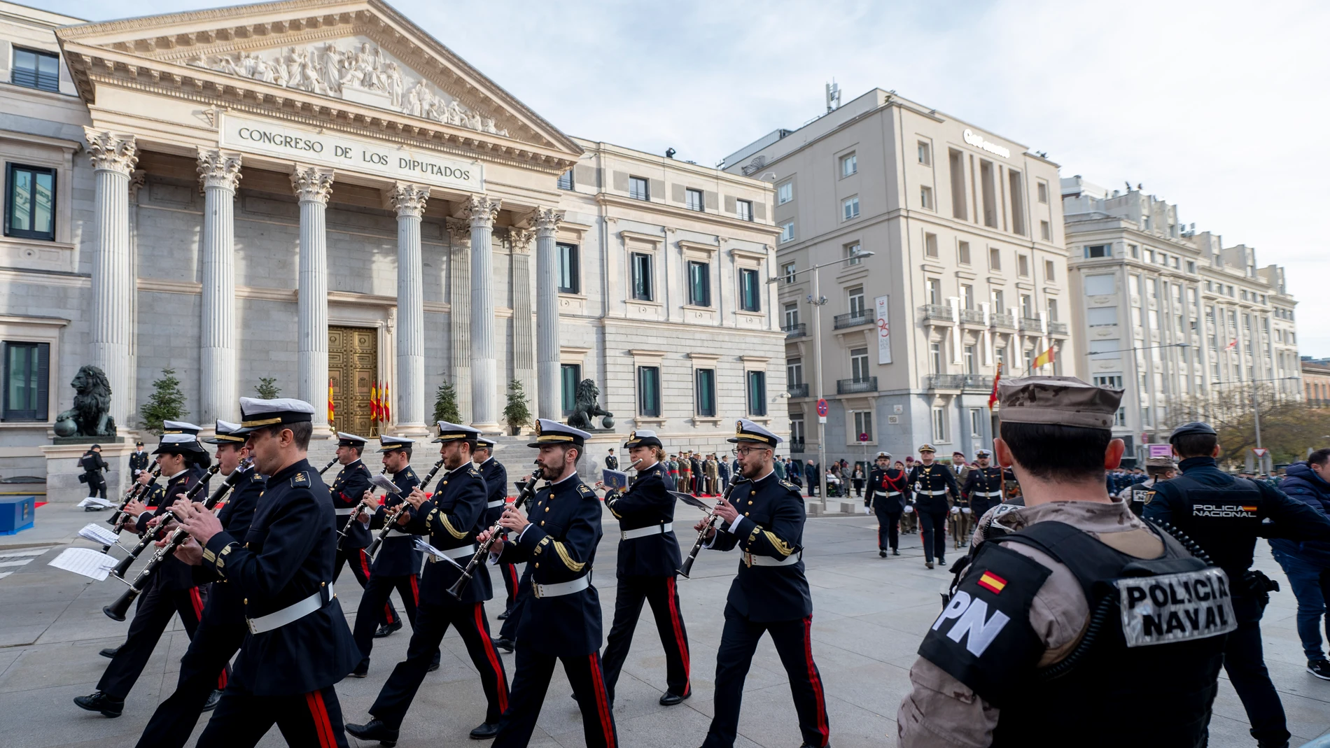 Desfile previo al acto institucional por el Día de la Constitución, en el Congreso de los Diputados, a 6 de diciembre de 2024, en Madrid (España). Las Cortes Generales conmemoran el 46º aniversario de la aprobación de la Constitución con un acto institucional, que incluye la interpretación de dos piezas musicales a cargo de la Agrupación Musical Inclusiva del Teatro Real (AMI), la lectura del artículo 49 de la Carta Magna por parte de personas con discapacidad, la entrega a la presidenta del ...