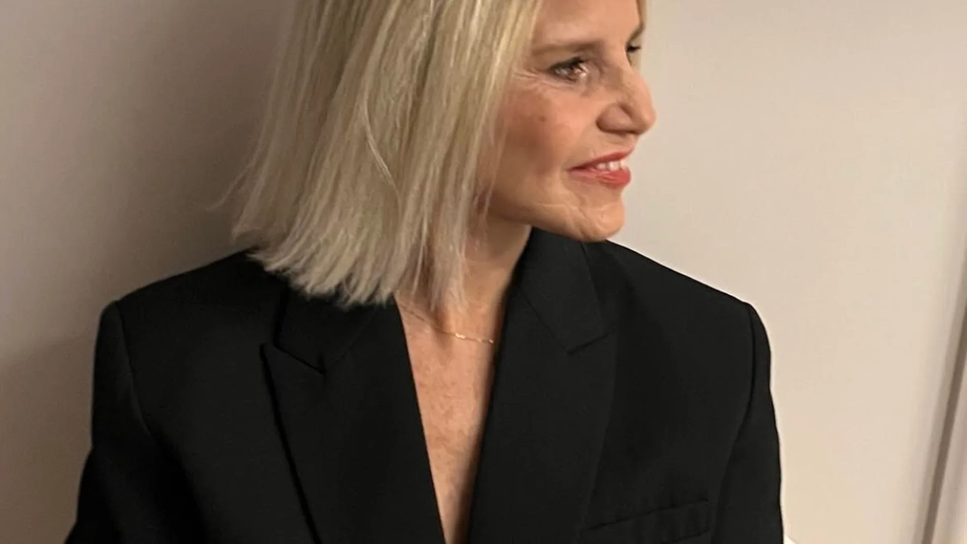 Eugenia Martínez con traje negro.