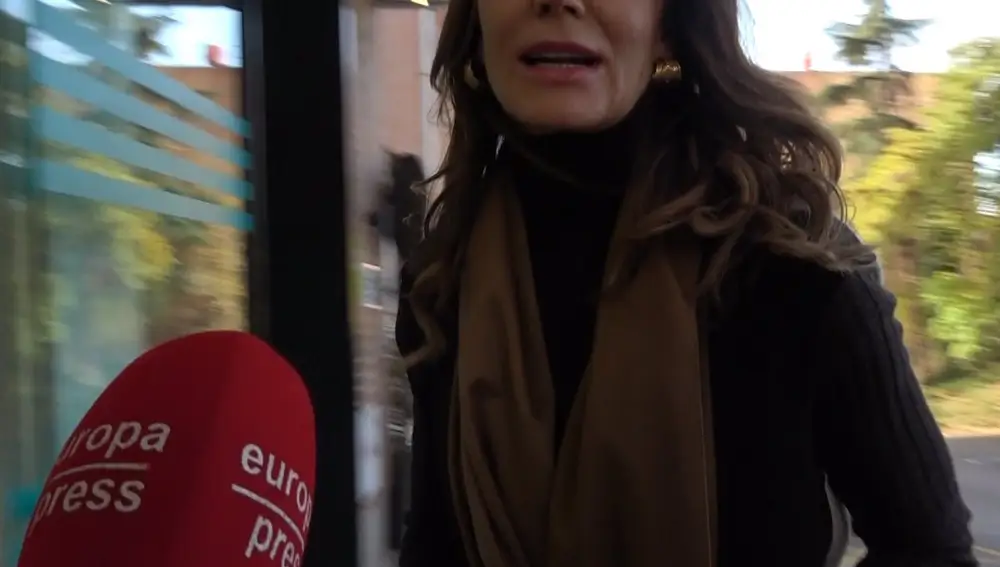 Mar Flores, feliz y sonriente ante el nacimiento de su primer nieto, hijo de Carlo Costanzia y Alejandra Rubio